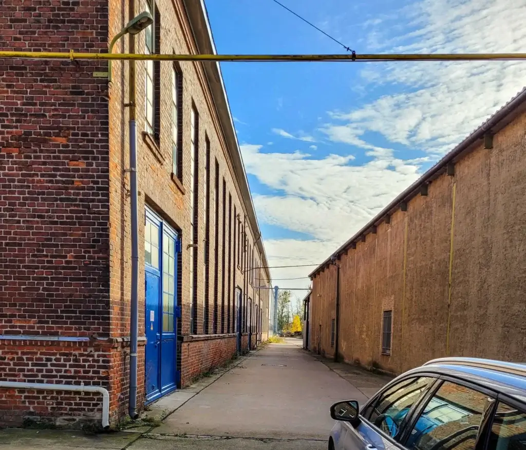 Massiver Backsteinbau WERK°raum Harbke – stabile Industriehallen seit 1909