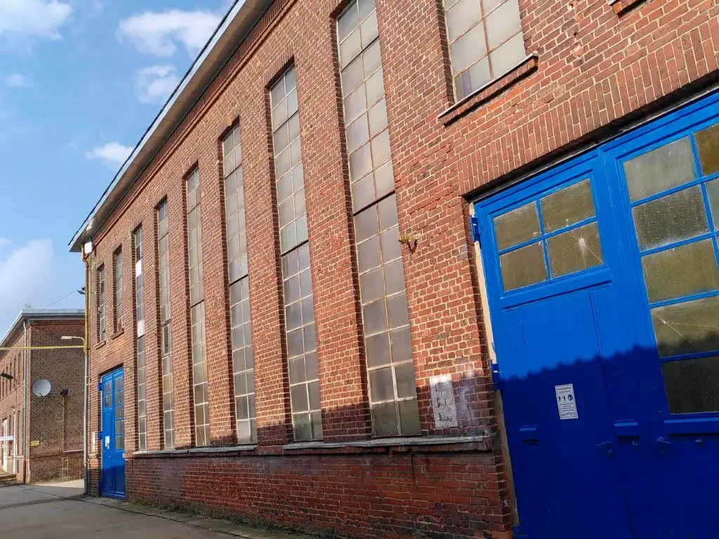 Industriehallen WERK°raum Harbke mit Photovoltaikanlage auf dem Dach